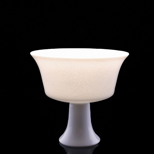 Taza de porcelana esmaltada en blanco &quot;Escena aves&quot;, estilo Ming. 