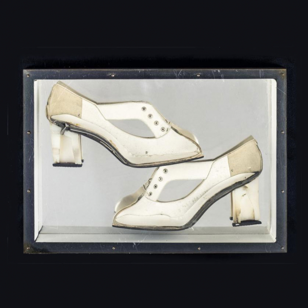 Arman.   &quot;Construction of shoes (1965)&quot;. Zapato de tacón (coupe) sobre panel de madera negra con cubierta de plexiglás.