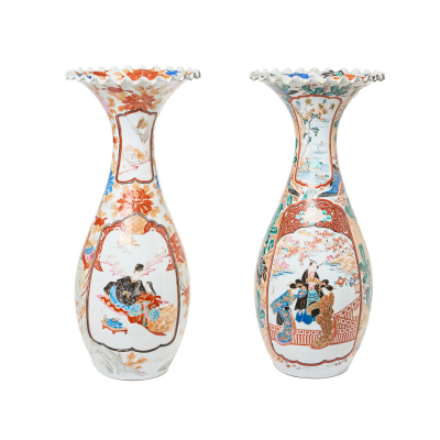 Pareja de jarrones orientales en porcelana esmaltada de boca rizada, fles. del s.XIX.