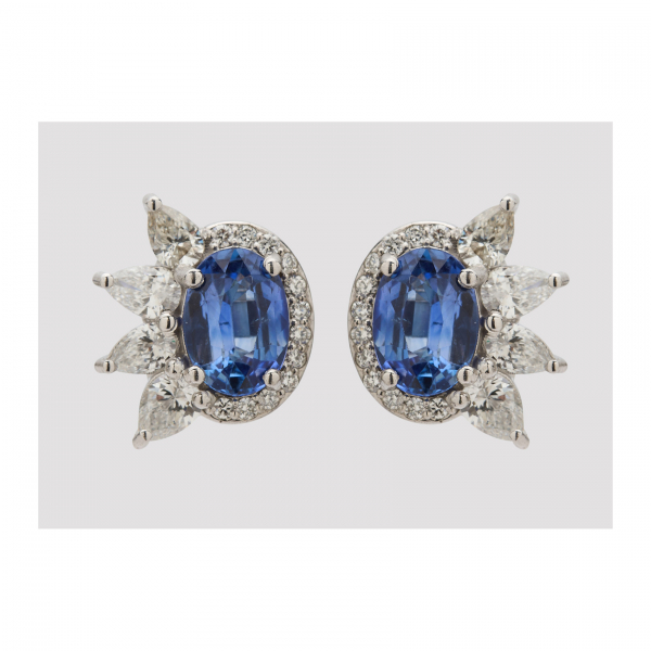 Pendientes en oro blanco con zafiro azul talla oval y diamantes tallas brillante y perilla.