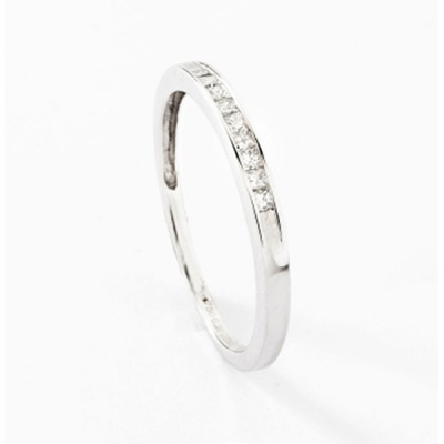 Media alianza en oro blanco con diamantes talla carré con un peso total de 0,20 cts. aprox.