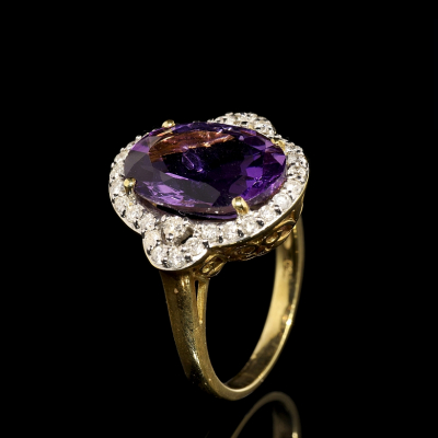 Anillo con amatista y diamantes en oro amarillo de 18K.  