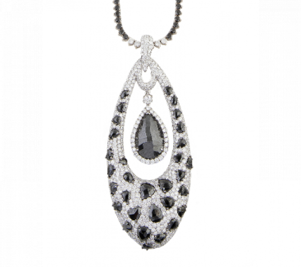 Pendentif de brillantes negros e incoloros, con gran diamante negro colgante como centro de motivo en forma de gota. 