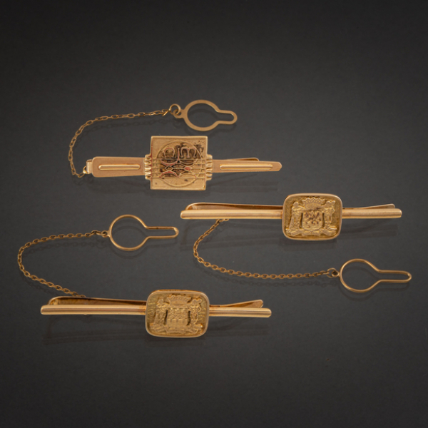 Conjunto de tres alfileres de corbata en oro amarillo de 18 kt.