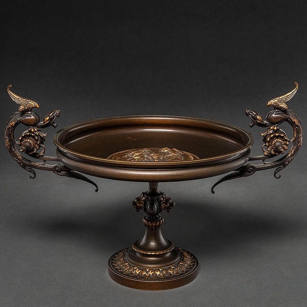Centro de mesa realizado en bronce pavonado y bronce dorado. Trabajo Francés Finales del siglo XIX-XX. 