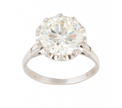Sortija con solitario central de 3,43 ct entre dos baguettes de diamante que rematan los brazos de la montura.   En oro blanco de 18 K.