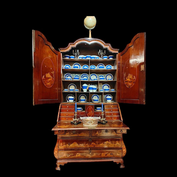 Bureau flamenco con marquetería de escenas de caza, Flandes, 1720. 