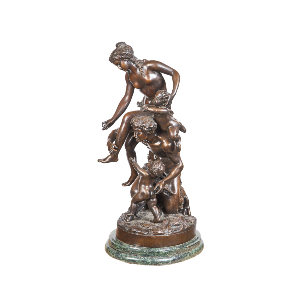 Después de Claude M. Clodion (Francia, 1738-1814) Bacanal con mujer, fauno y niños. Escultura en bronce patinado sobre peana en mármol verde veteado.