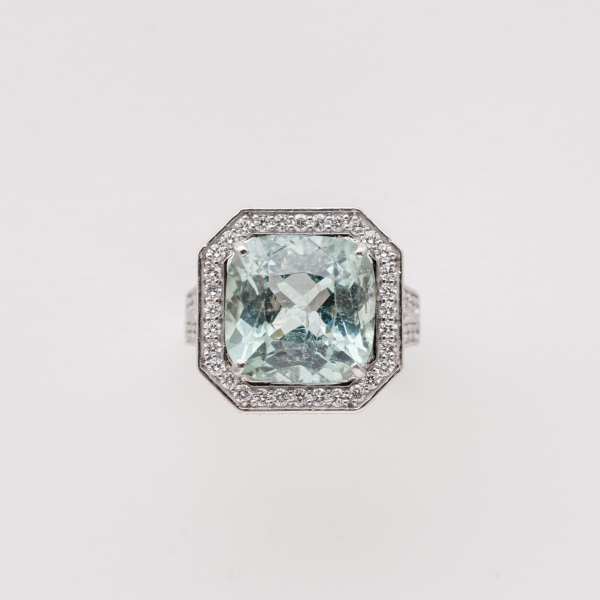 Sortija en oro blanco con turmalina Paraíba talla octogonal con orla, laterales y brazos de diamantes talla brillante.