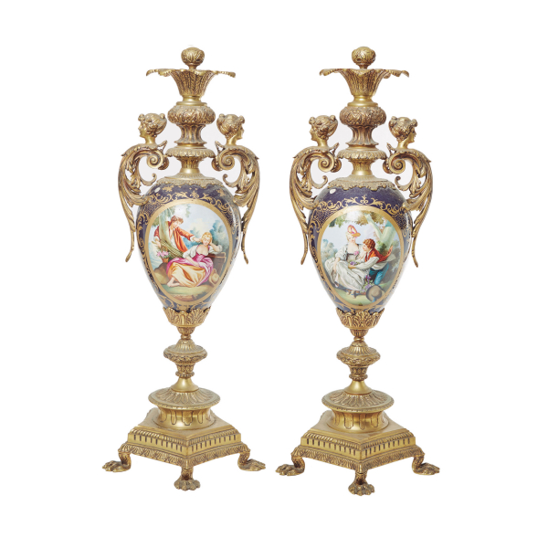 Gran pareja de jarrones en porcelana francesa de estilo Sèvres con representación de escenas románticas esmaltadas en cartelas, s.XX.