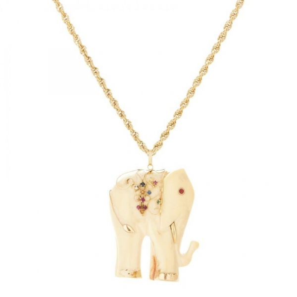 Colgante diseño elefante en oro y marfilina con esmeraldas, rubíes y zafiros azules talla redonda engastados en garras.