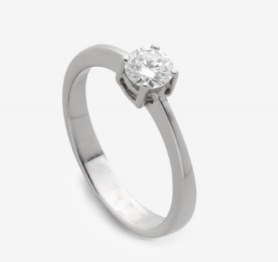 Sortija solitario en oro blanco con diamante talla brillante central con un peso total de 0,40 cts. aprox.