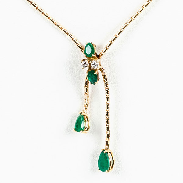 Gargantilla en cordón de oro amarillo 18 K con centro de bonitas esmeraldas talla perilla y dos limpios y blancos diamantes
