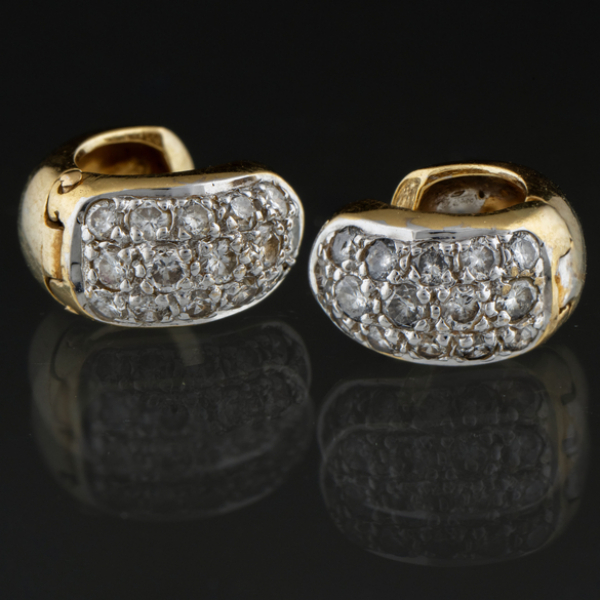 Pareja de pendientes criollas en oro amarillo de 18 kt y brillantes.