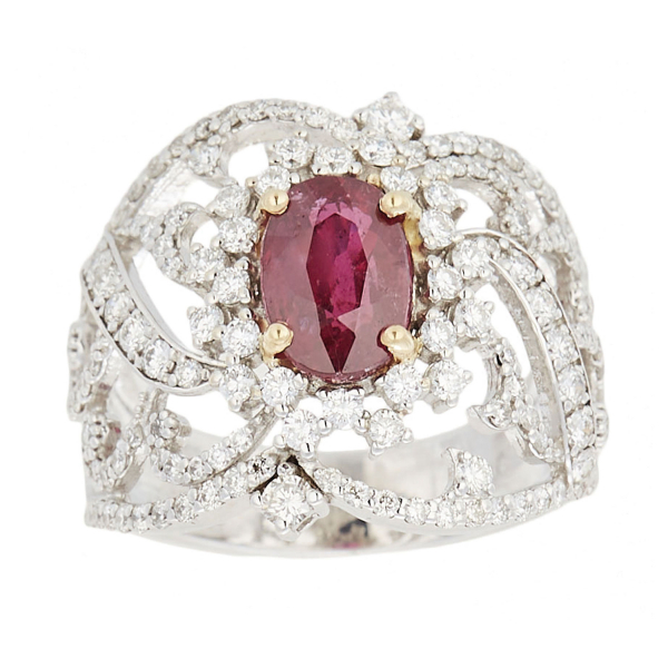 Sortija diseño bombé en oro blanco con rubí central talla oval y calado de diamantes talla brillante engastados en garras y pavé.