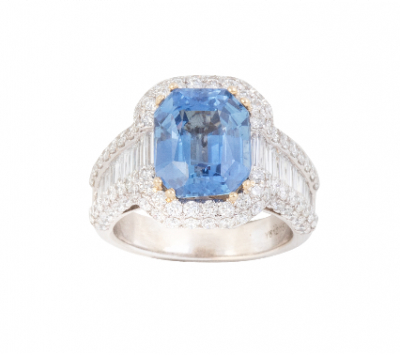 Sortija con zafiro de talla rectangular de 6,50 ct, orlado de brillantes.   En montura de platino.