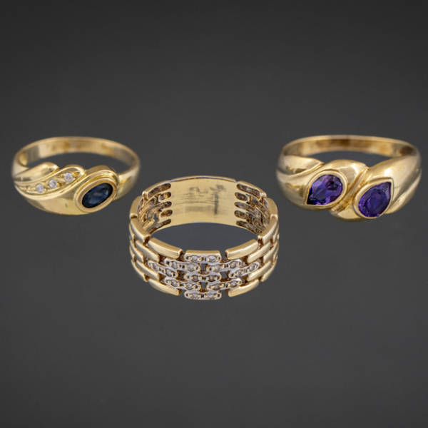 Conjunto de tres anillos en oro amarillo de 18 kt.