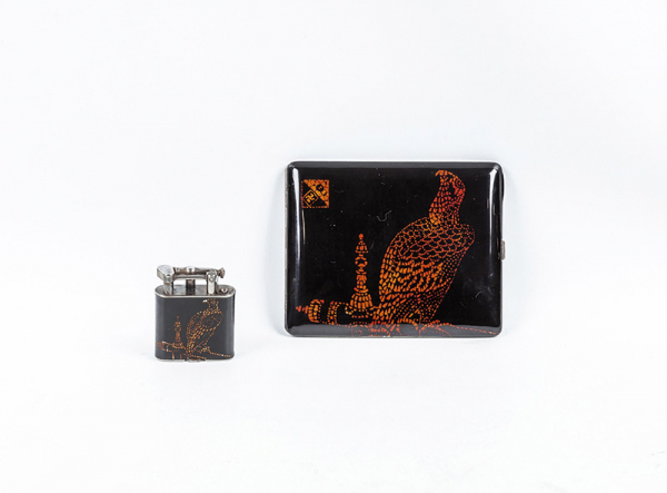 Conjunto vintage en plata de ley de encendedor y pitillera Alfred Dunhill. Decoración esmaltada en laca japonesa con una curiosa simbología de águila y fichas de ajedrez