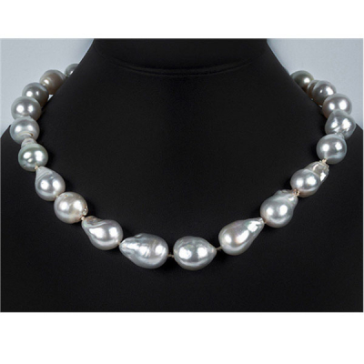 Collar formado por 24 bellas y grandes perlas australianas, barrocas, de grueso cultivo y bello oriente irisado