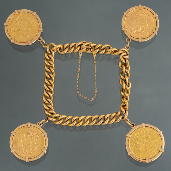 Pulsera de eslabones en oro amarillo de 18kt con cuatro monedas a modo de colgantes.