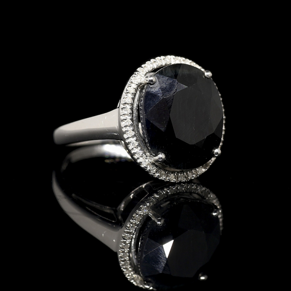 Anillo con zafiro y diamantes en oro blanco de 18k. 