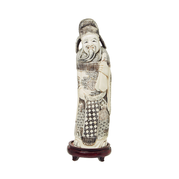 Sabio. Escultura china en marfil tallado y entintado, s.XX. Apoya sobre peana en madera.