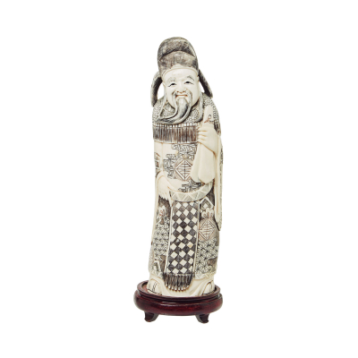 Sabio. Escultura china en marfil tallado y entintado, s.XX. Apoya sobre peana en madera.