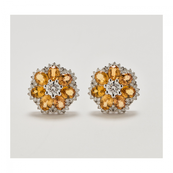 Pendientes diseño flor en oro blanco con zafiros amarillos talla oval y diamantes talla brillante.
