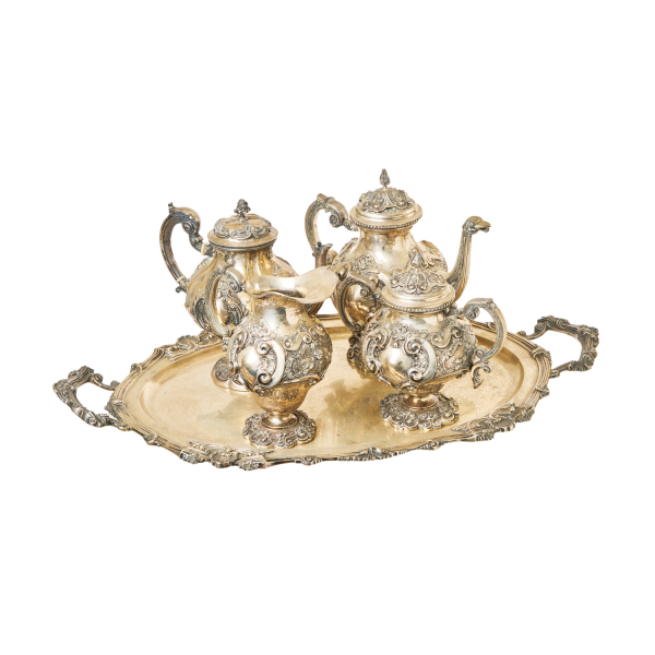 Gran juego de café de cinco piezas en plata portuguesa punzonada con contrastes de Oporto y profusa decoración de roleos, acantos, rocallas y veneras cinceladas en relieve, primera mitad del s.XX.