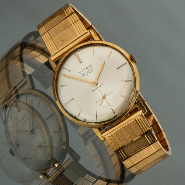 Reloj vintage Titan de Luxe 17 rubíes en oro amarillo de 18kt.  