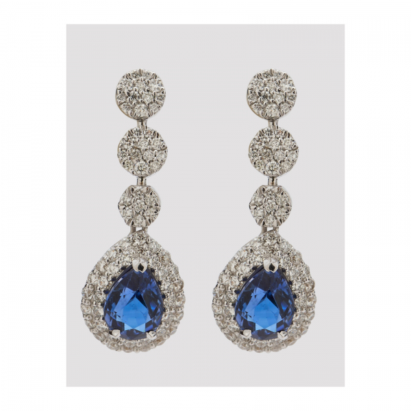 Pendientes en oro blanco con rosetones de diamantes talla brillante y zafiro azul talla perilla.