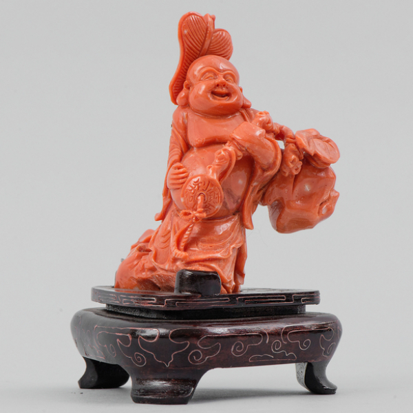 &quot;Buda de la felicidad&quot; Figura escultórica realizada en color rojo. Trabajo Chino, Primera mitad del siglo XX