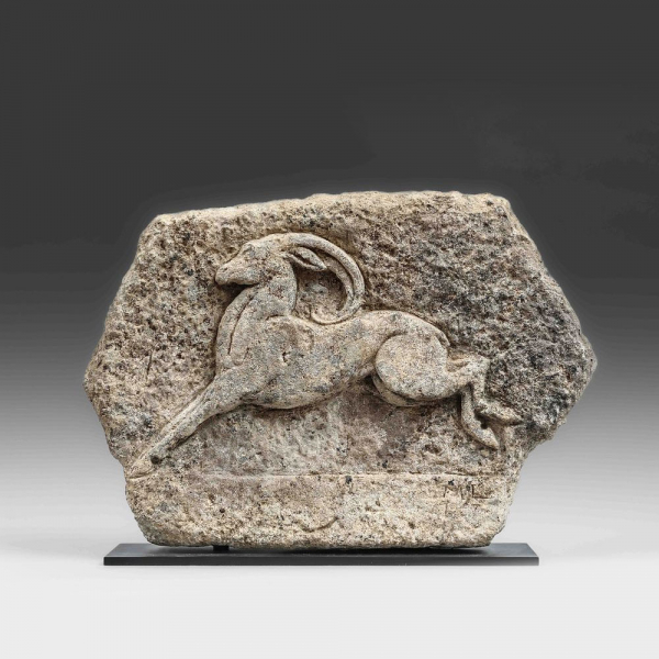 Alto relieve Arcaico posiblemente Griego o Romano cincelado en piedra con motivo de Carnero o Íbice saltando.