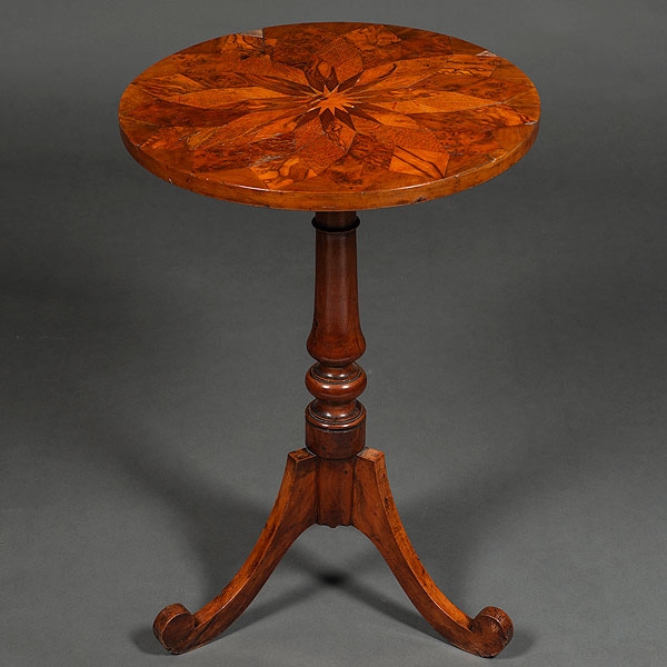 Velador circular abatible cetroeuropeo en madera de raíz de nogal y limoncillo. Siglo XIX 