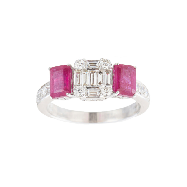 Sortija en oro blanco con diamantes tallas brillante y baguette y rubíes talla esmeralda engastados en garras.