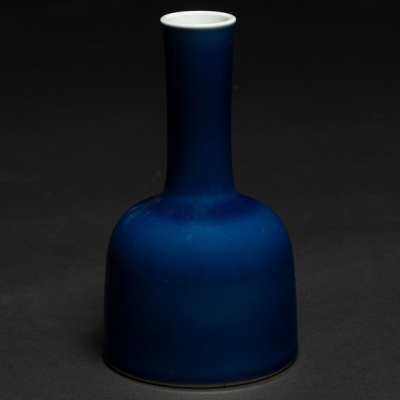 Jarrón chino azul monocromo en porcelana china. Trabajo Chino, siglo XX