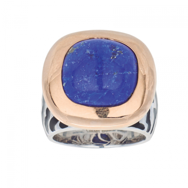 Sortija en oro bicolor con cabujón de lapislázuli de 13 x 13 mm. y esmalte negro.