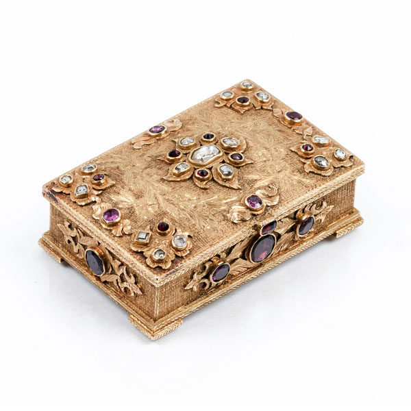 Bella caja rectangular antigua en orfebrería de oro amarillo 18 K. Con decoración grabada de flores y guirnaldas en relieve, con diamantes talla rosa y talla briquet antigua, y granates, destacando un diamante oval central.