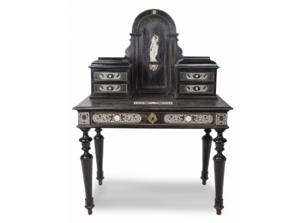 "Bonheur du Jour" de madera ebonizada y marfil de estilo renacentista. Trabajo milanés, último cuarto del S. XIX.