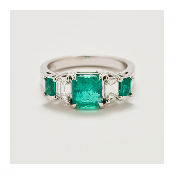 Sortija en oro blanco con tres esmeraldas colombianas tallas octógonal y esmeralda alternadas por dos diamantes talla octogonal 