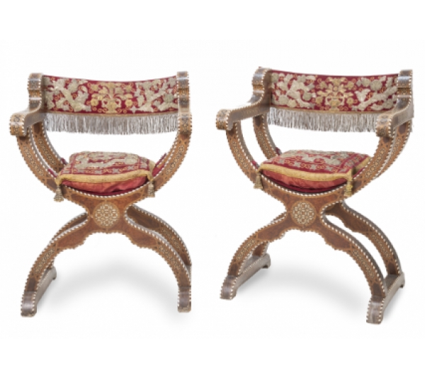 Par de sillas de caderas de madera de nogal y madera de olivo con taracea de hueso geométrico y otras maderas.