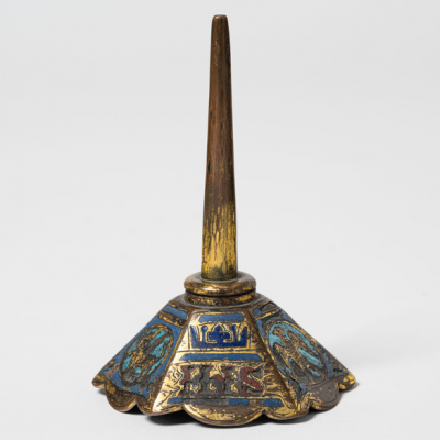 Candelero en bronce con esmalte cloison&eacute; de Limoges del siglo XIV.