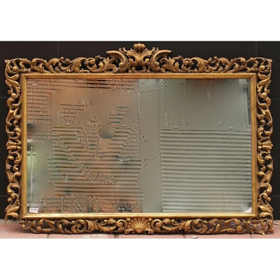 Espejo dorado con marco calado estilo isabelino 