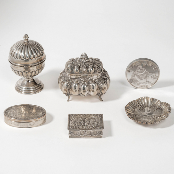 Conjunto de capón, cenicero, moneda medallón y dos cajas de rape y joyerito en plata española y punzonada.