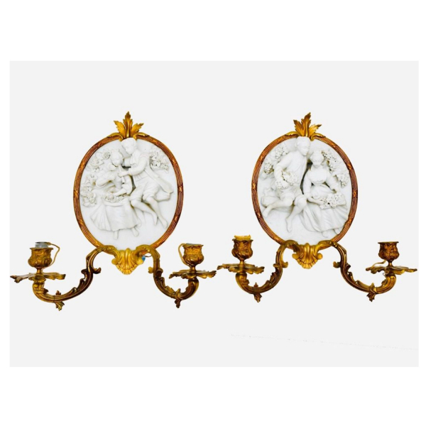 Magnífica pareja de Apliques Luis XV en Porcelana Tierna de Meissen y bronce dorado al mercurio, siglo XIX.