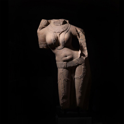 Importante torso Kushan a tama&ntilde;o real de "Bailarina Celestial". India - Siglo II d.C.