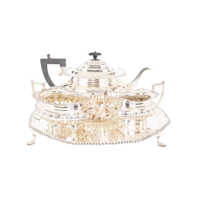 Juego de caf&eacute; de cuatro piezas en plata inglesa punzonada con contrastes de la ciudad de Liverpool, s.XX.  