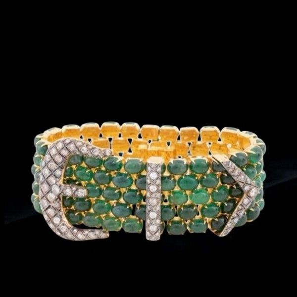 Pulsera ancha de esmeraldas y diamantes.