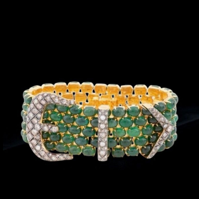 Pulsera ancha de esmeraldas y diamantes.