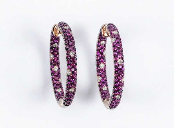 Pendientes criollas en montura de oro rosa con vistas cuajadas en pavé de bellos rubíes y blancos diamantes talla brillante, salteados, sobre vistas pavonadas.